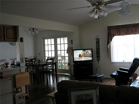 3rd image of 139 Briarwood Cir