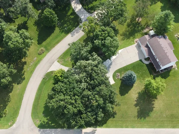 565 Sandra Cir, Freeport, IL 61032
