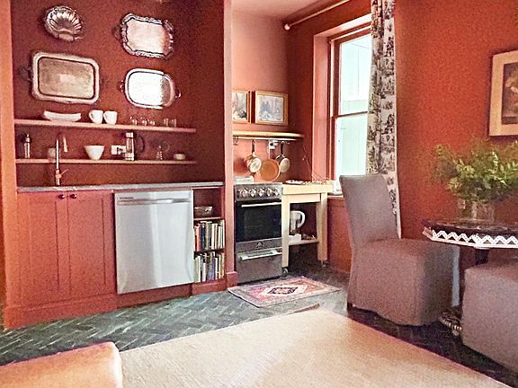 2nd image of 476 Valley St #2