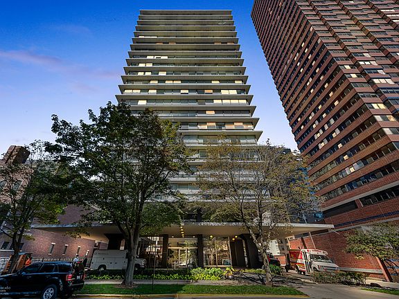 3rd image of 320 W Oakdale Ave APT 2102