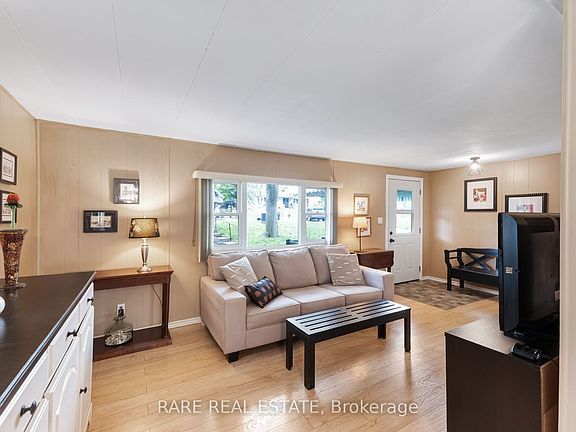3rd image of 11 Hawthorne Dr