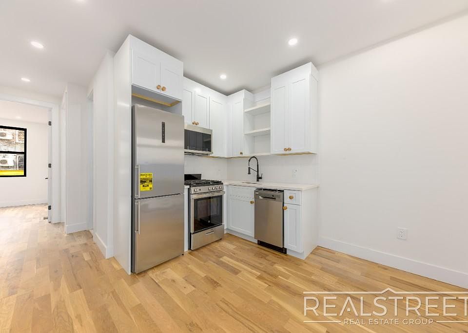 1st image of 10 Marconi Pl #1
