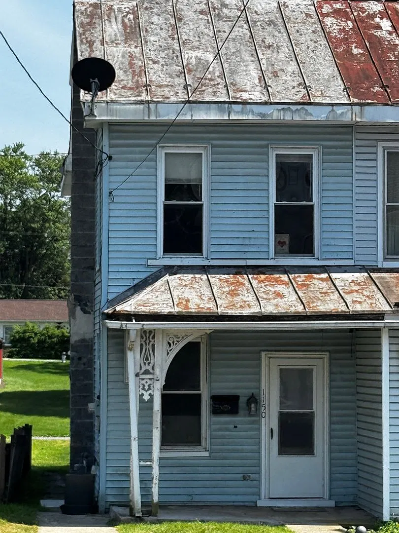 2 Bdrm, 1 Bath Half House — Photo 1