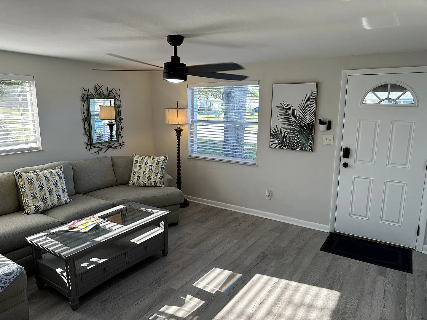 Cozy Single Family in Quiet Safe Neighborhood near Beach and Shopping — Photo 2