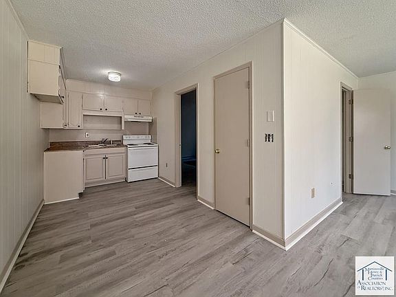 5th image of 79 Ridgemont Cir