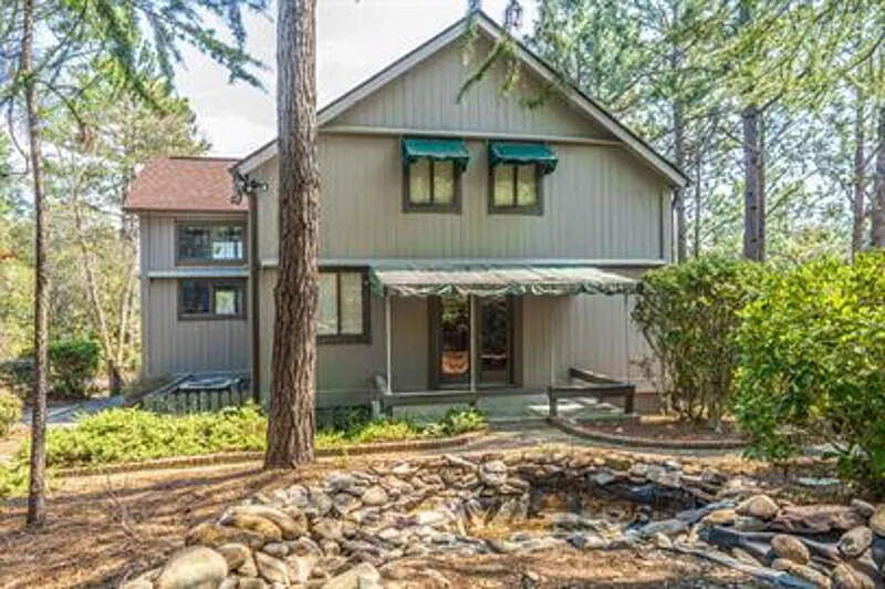 19 Shenecossett Ln
