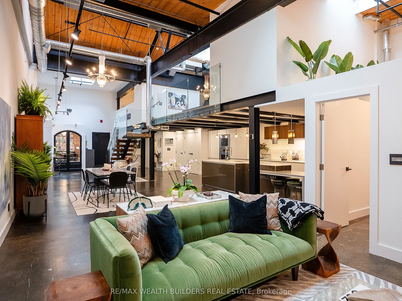 4 bed, $6,250 — Photo 1