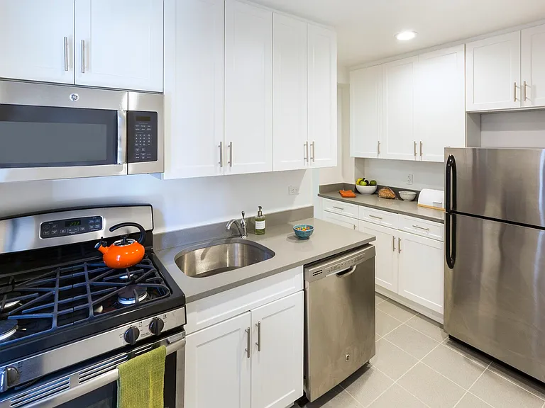3135 Crescent St #3H — Photo 10
