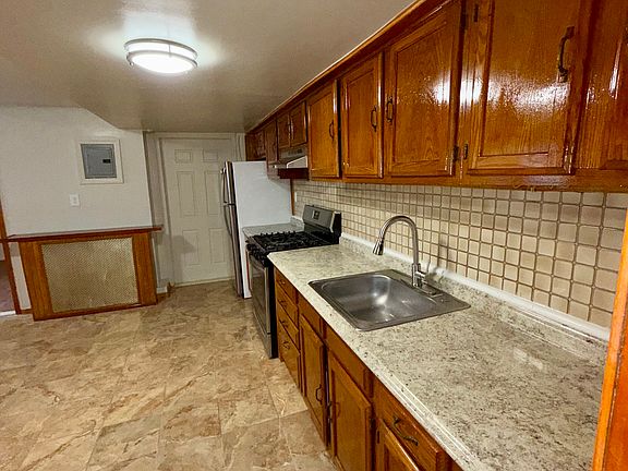3rd image of 654 E 237th St APT 1