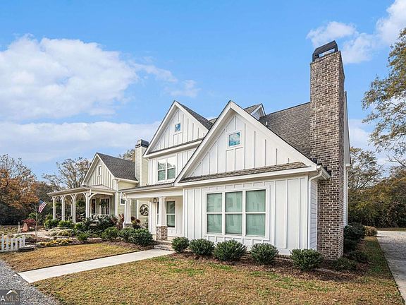 3rd image of 352 Davis St