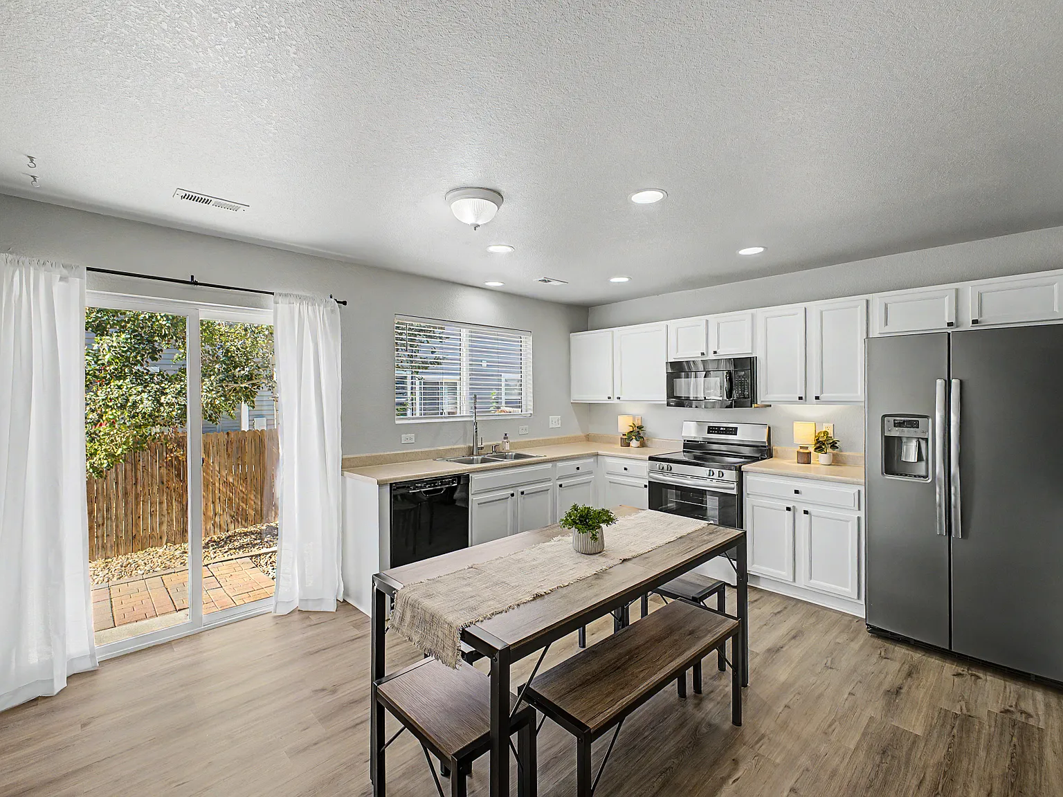 3 bed, 1.5 bath, 1240 sqft, $2,850 — Photo 1