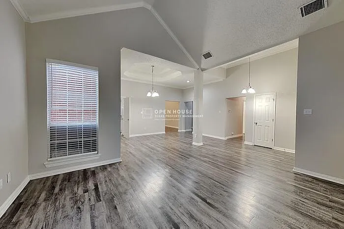 3 bed, 2.0 bath, 2067 sqft, $2,745 — Photo 4
