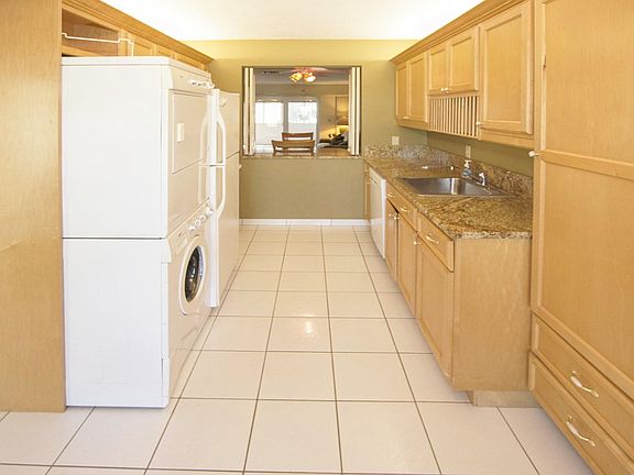 4th image of 1021 Silk Oak Terrace #5-C
