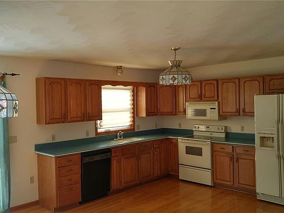 5th image of 10 Thistle Dr