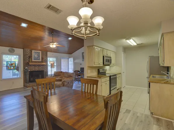 1131 Forest Creek St, Benbrook, TX 76126