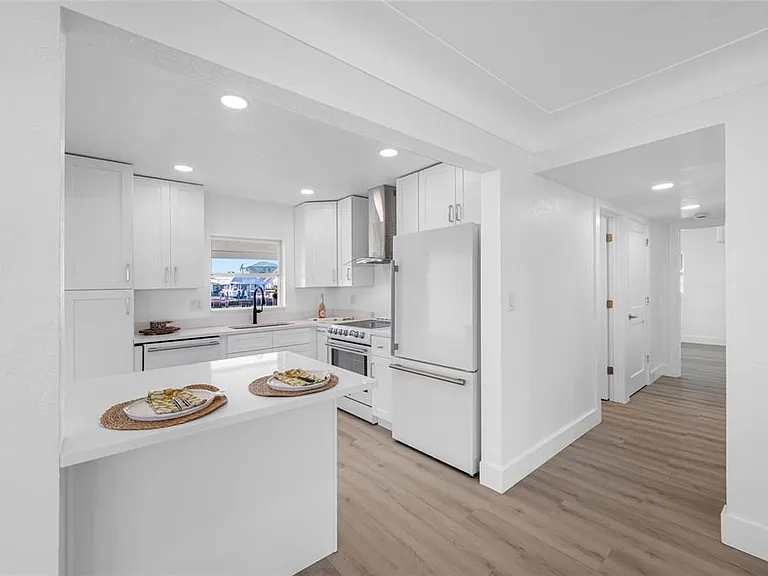 7930 Causeway Blvd S — Photo 16