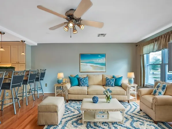 870 Landry Ave Unit 18, North Attleboro, MA 02760