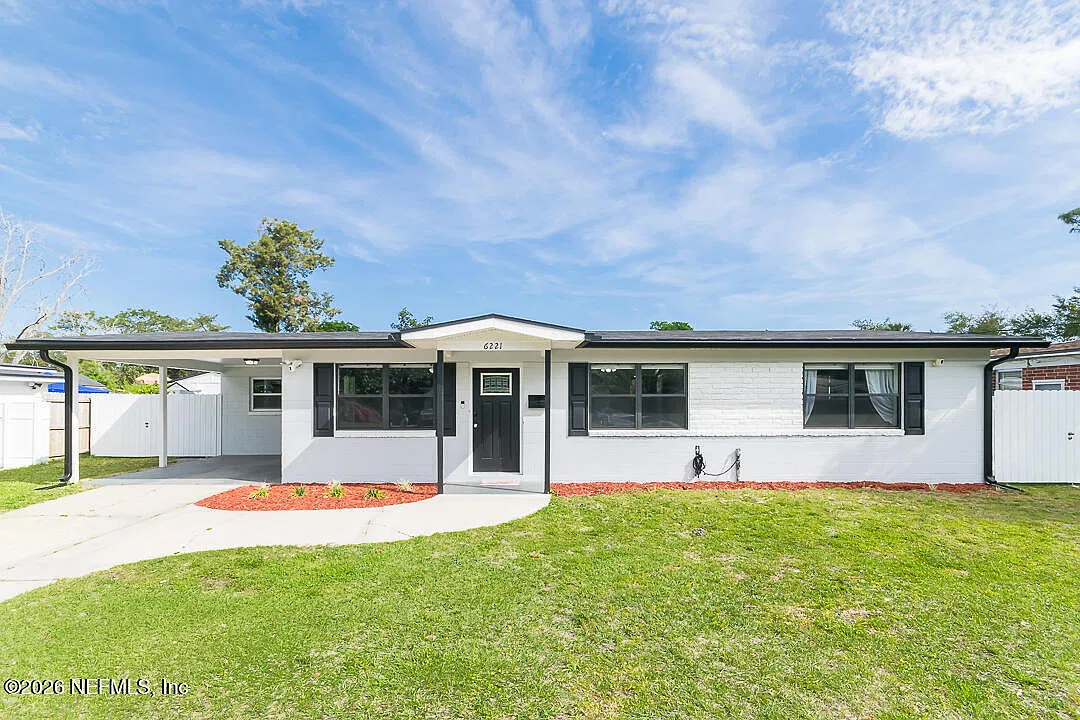 3 bed, 2.0 bath, 1828 sqft, $2,000 — Photo 1