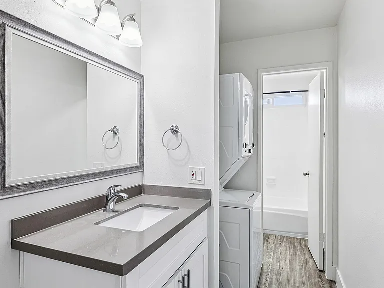 Laurel Pointe Apartments — Photo 16