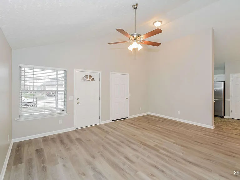 514 Freedom Ct — Photo 4