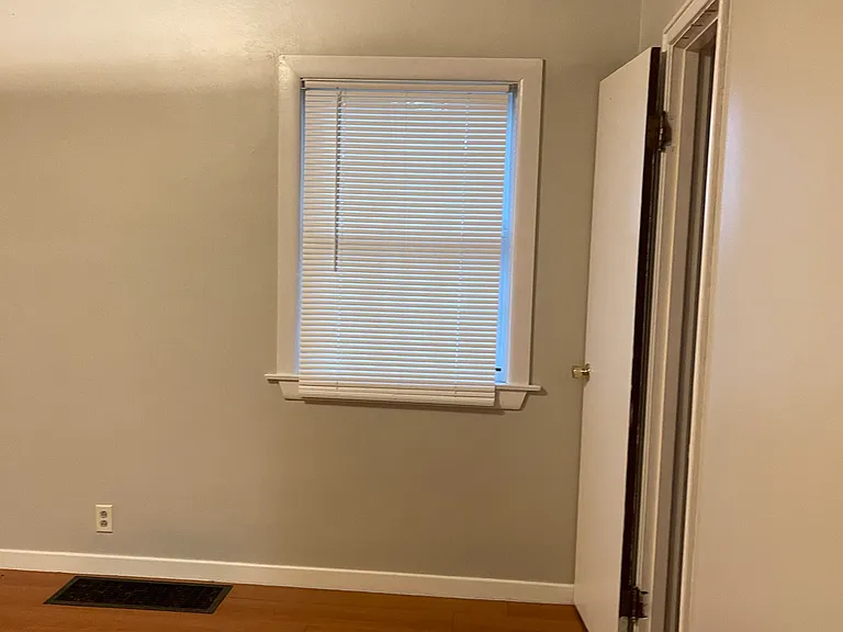 1403 E Main St — Photo 16