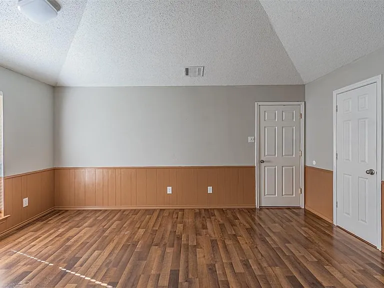 2801 Cambridgeshire Dr — Photo 17