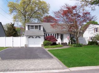 35 Harriet Rd, North Babylon, NY 11703