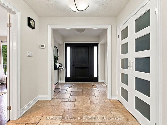3rd image of 816 Sheppard Ave