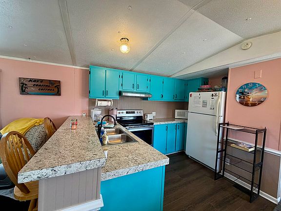 3rd image of 147 Oceanside Dr.