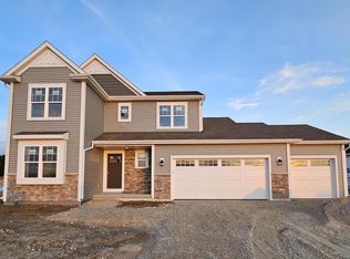 W190N15746 Maple Fields Cir, Jackson, WI 53037