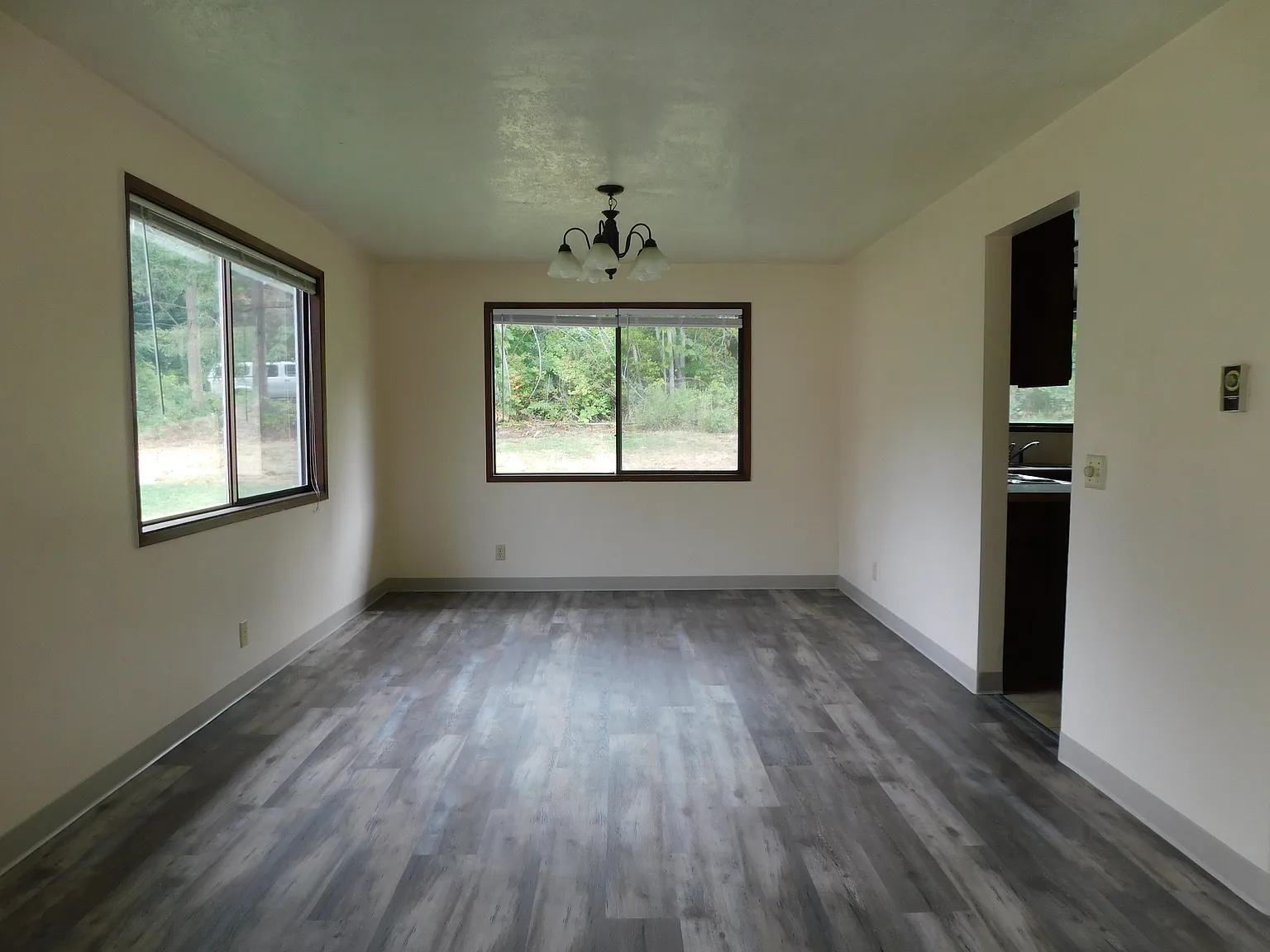 5 bed, 2.5 bath, 2280 sqft, $3,950 — Photo 3
