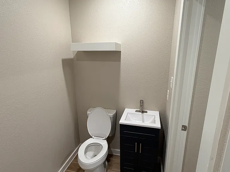 2825 Sara St — Photo 5