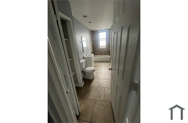 Building Photo - 6240 S Vernon Ave #3S