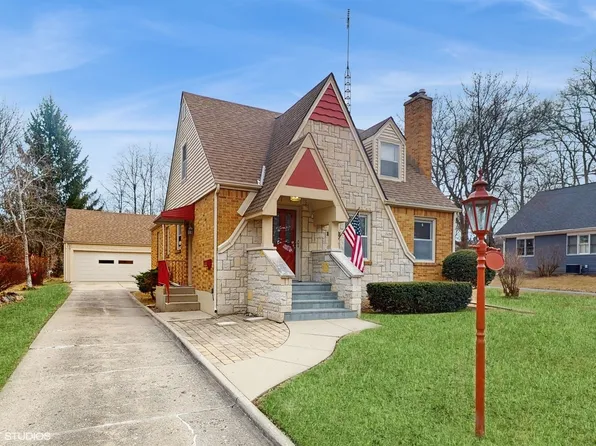 207 Lincoln Ave, Fox River Grove, IL 60021