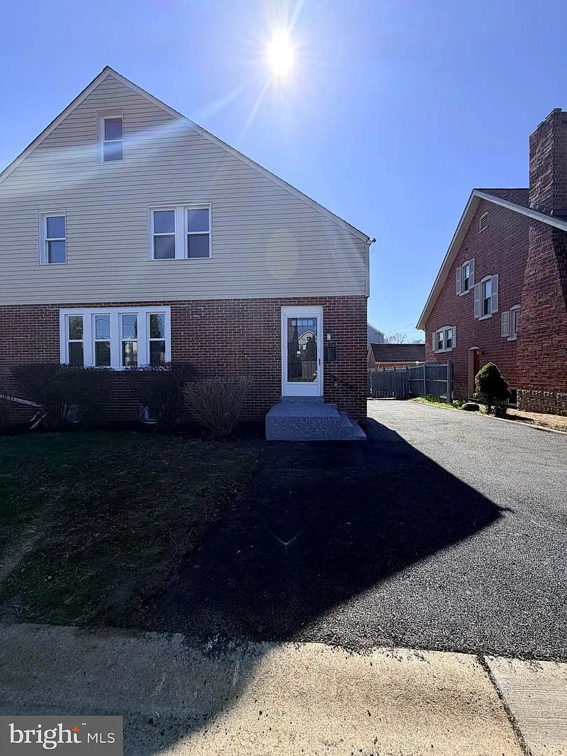 402 Grove Ave photo 1