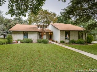 104 E Bluebonnet Dr, Uvalde, TX 78801