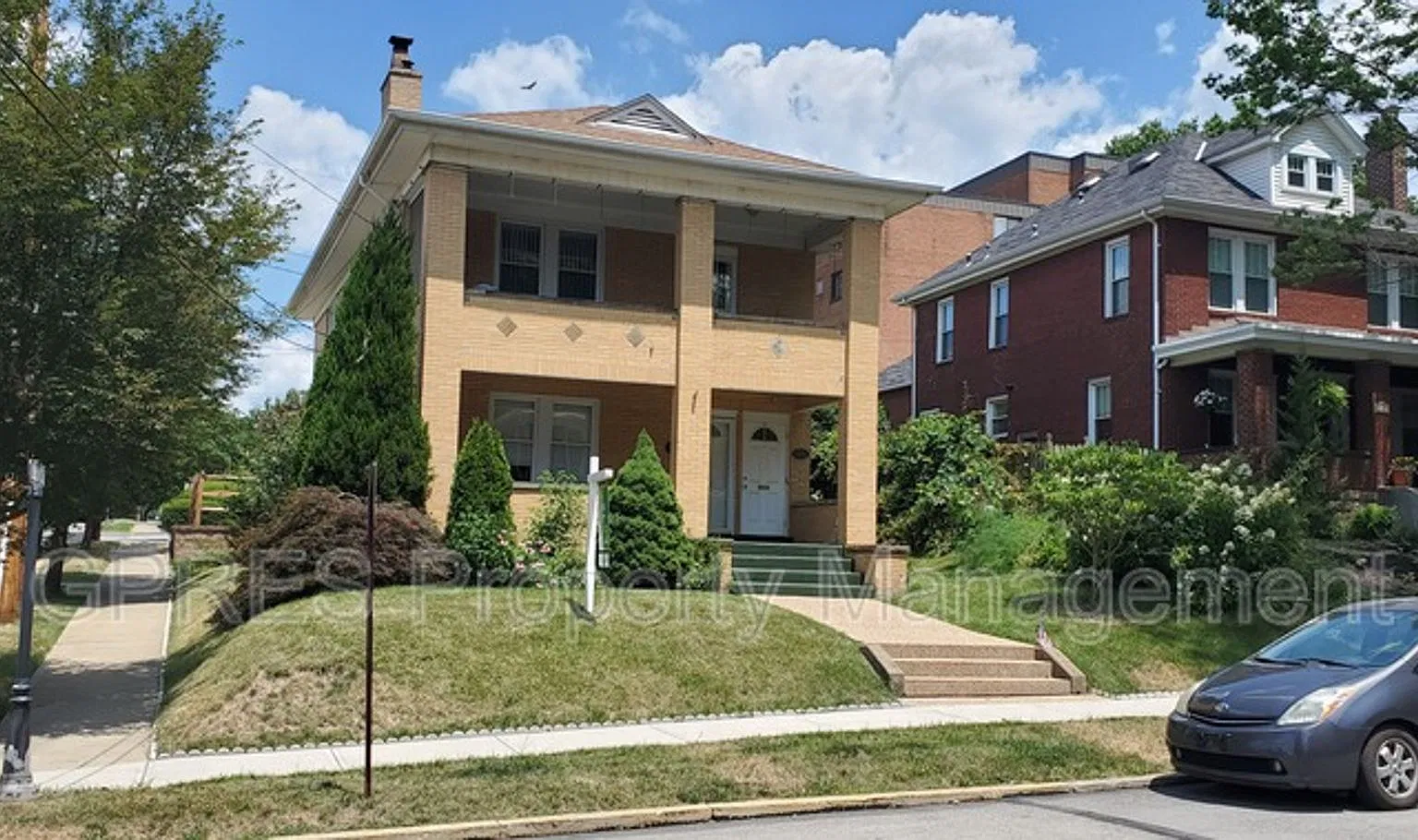 Beautifully Rehabbed Central Oakmont apartment with Old-World charm — Photo 1