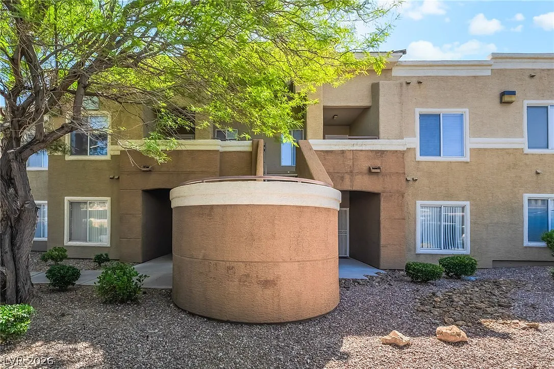 2 bed, 1.0 bath, 836 sqft, $1,275 — Photo 2