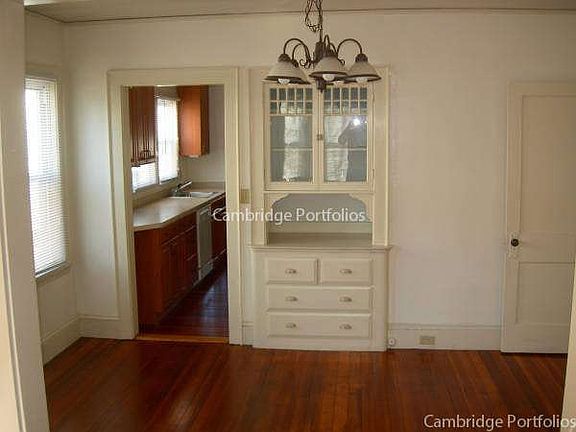 3rd image of 835 Belmont St