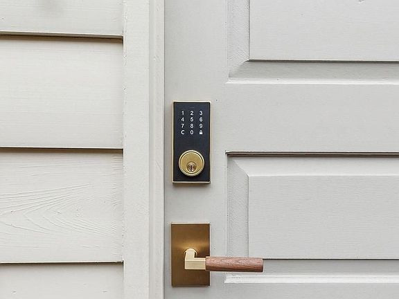 5th image of 914 Dante St #103