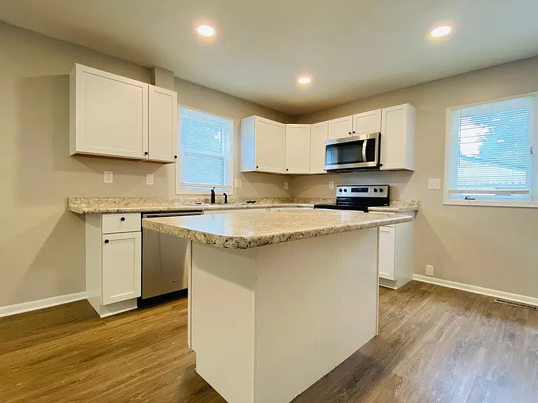 712 NW Linden St — Photo 9