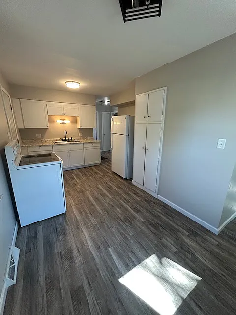 Kitchen furnished with stove and refrigerator