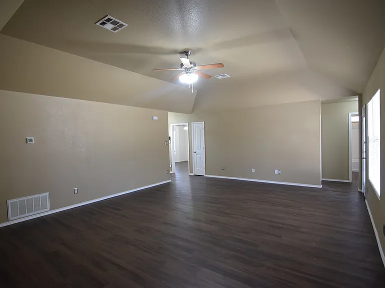 300 Curtis Dr — Photo 9