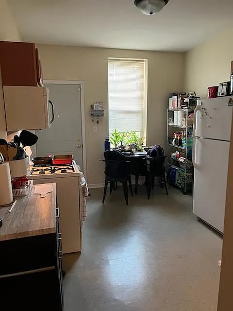 940 W 32nd Pl — Photo 4