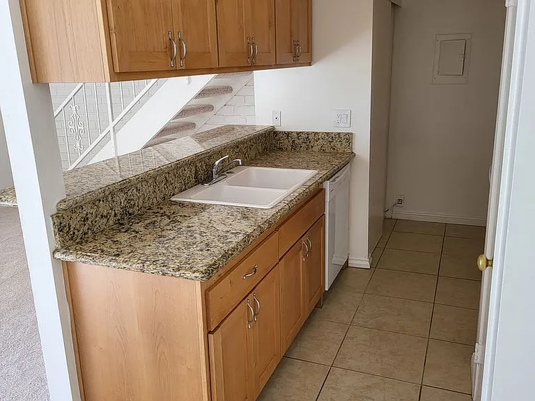2692 Victoria Ave — Photo 14