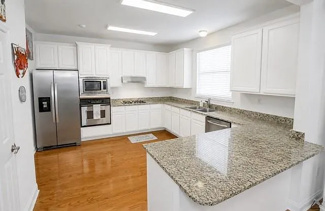 421 Creekside Ct — Photo 10