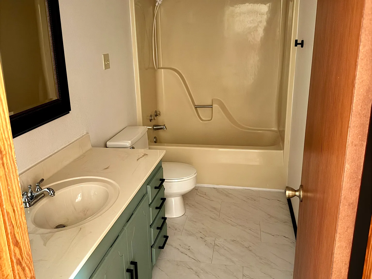 3 bed, 1.5 bath, 1196 sqft, $1,300 — Photo 2