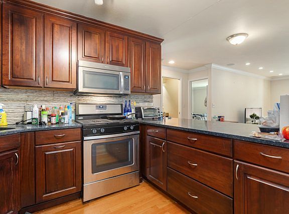 5th image of 3900 N Pine Grove Ave APT 302