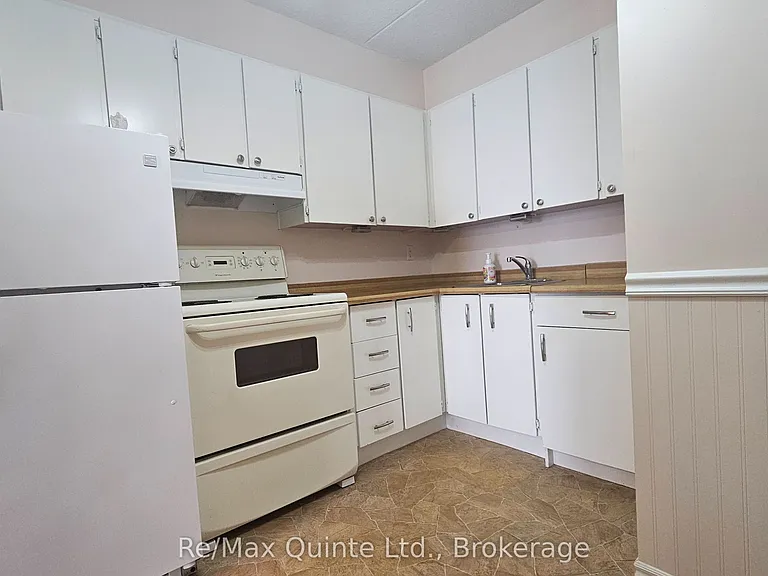 610 William St S #404 — Photo 6