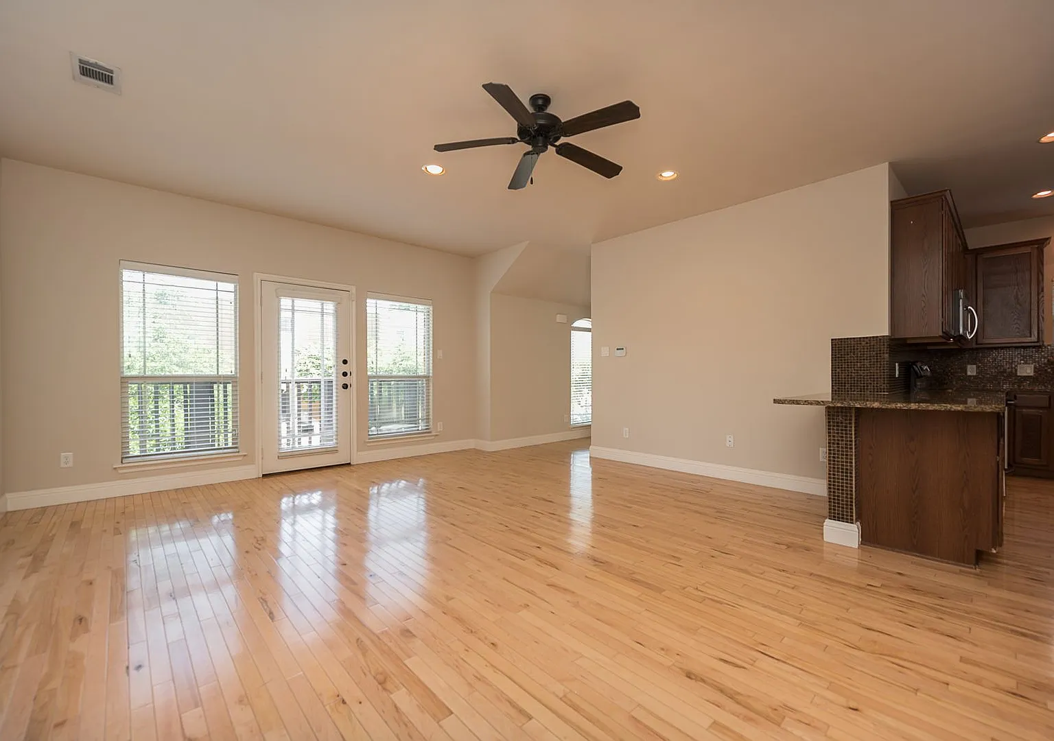 ** Move In 2026 $4500 * Move In 2027 $5500 ** 5 Bed 3 Bath 6-Minute Walk To Tcu Campus — Photo 2